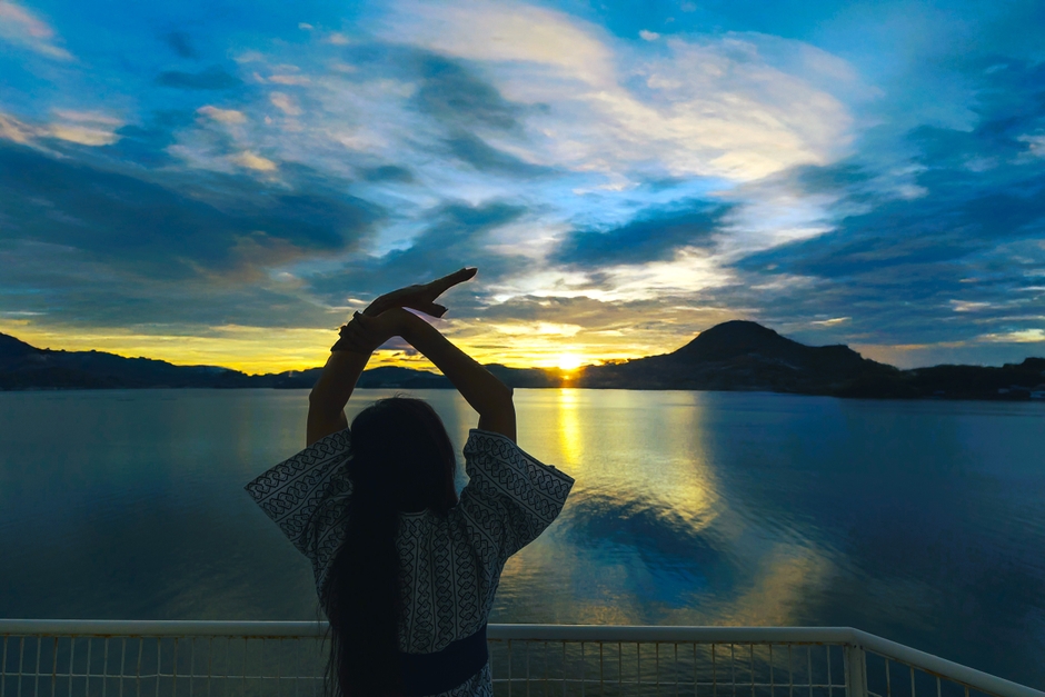 客室の正面から昇る朝日例