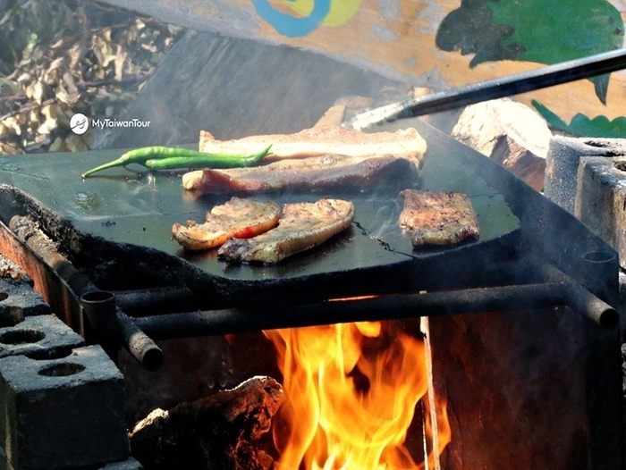 ホテルにて原住民族風の夕食を堪能。