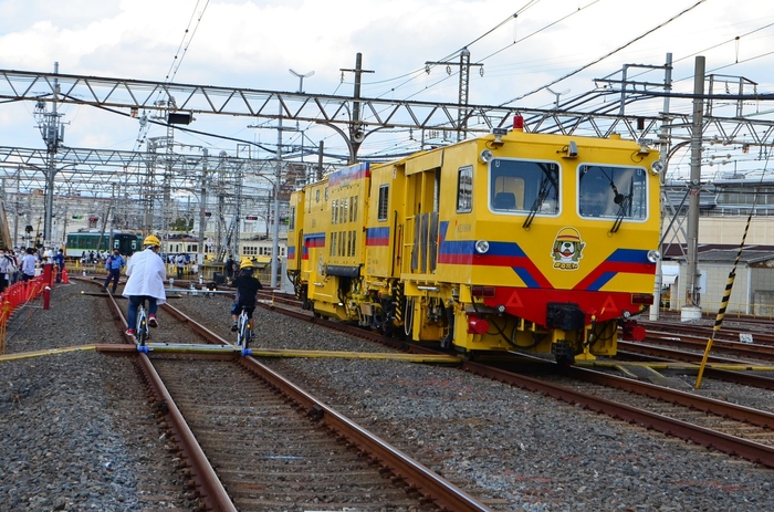 マルタイの乗車体験(写真右) ・レールサイクル乗車体験(写真左)