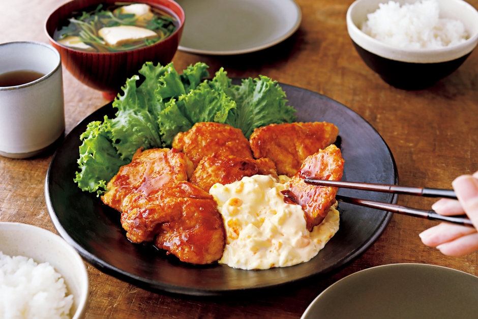 揚げないチキン南蛮献立:鶏胸肉は砂糖を少し入れたたれに〈漬けとく〉ことで、しっとり焼き上がります。副菜には、めんつゆで味つけする「すくい豆腐と豆苗のすまし汁」を合わせ、ボリューム満点の和定食に。