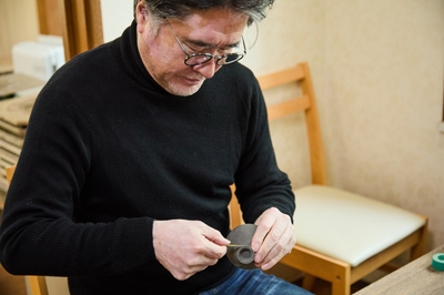作業中の保立剛氏