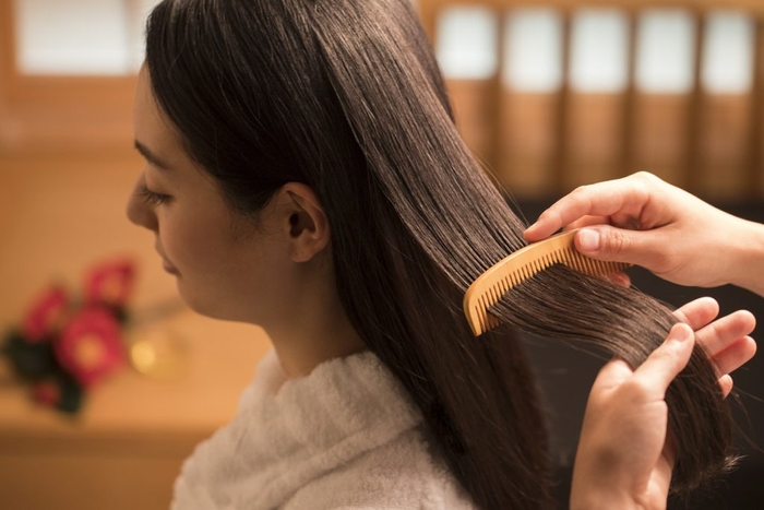 椿油とつげ櫛を使ったヘアケア