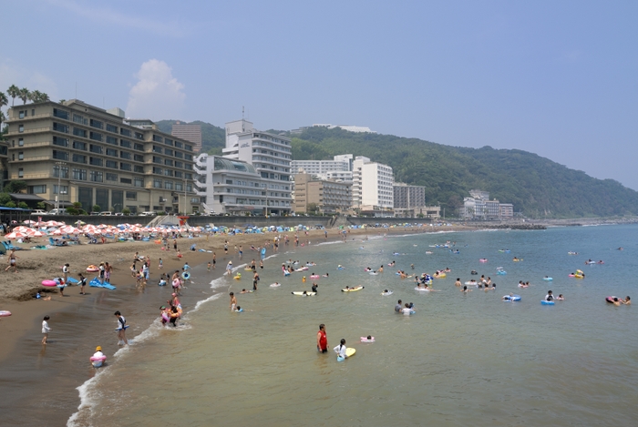 温泉街の眼前に広がる『熱川YOU湯ビーチ』