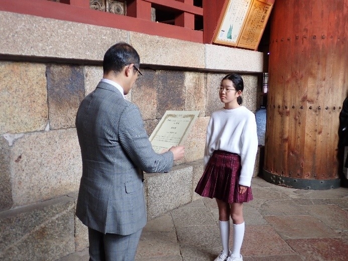 (東大寺大仏殿での表彰の様子)