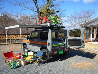 コンセプトは移動も宿泊も出来るTentCar(テントカー)！ 『101 TentCar コンフォートフルフラットベッドキット』で ジムニーと一緒にキャンプへ行こう！2/1新発売