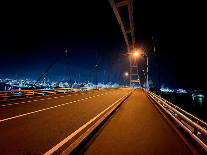 タイトル「工場夜景に架かる橋」
