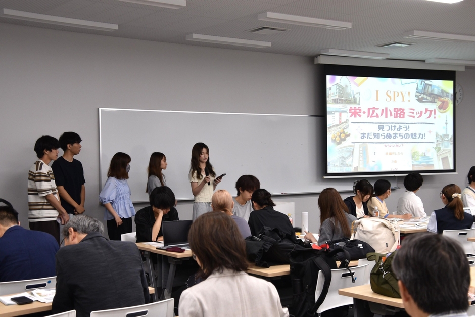 成果を発表する学生たち