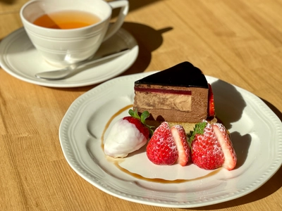紅茶専門店amsu tea house(アムシュティーハウス)で 2022年バレンタインに向けた 限定チョコレートケーキがメニューに登場！
