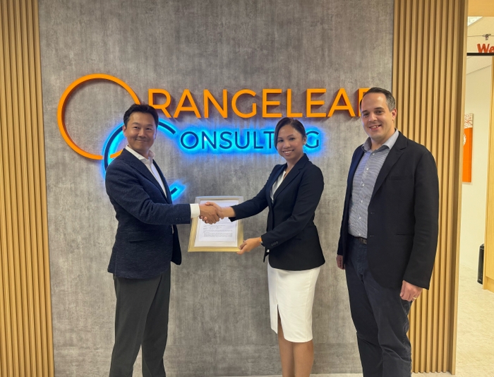 （写真左から）株式会社マクニカ イノベーション戦略事業本部長 佐藤 篤志、 Orangeleaf Consulting CEO Ellice Ng Pui San氏、co-founder 兼 Managing Partner Tim Hendricks氏