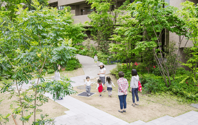 「5本の樹」計画に基づいて植栽が施された積水ハウスの集合住宅の事例