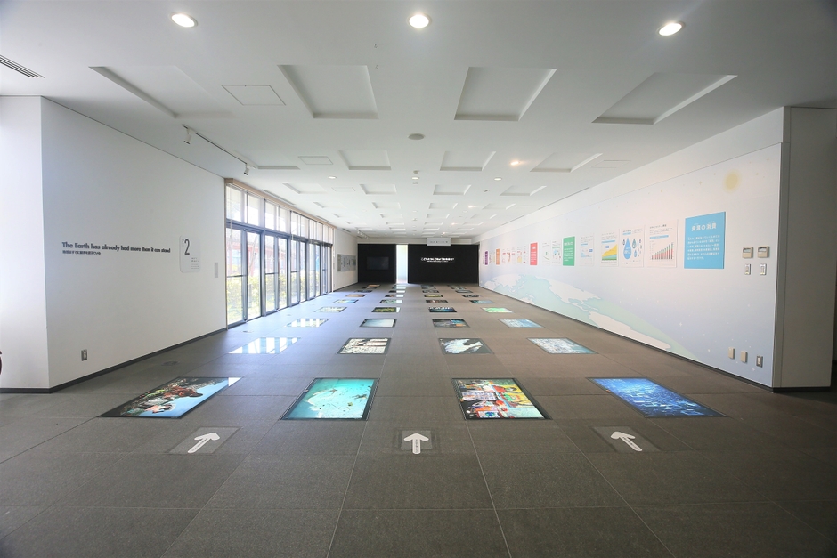 ゾーン2:地球はすでに、限界を超えている(床面展示)