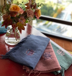 アイヌの伝統文様を纏う、心に届くギフト　 SHOKAYのヤク100％ショール・スカーフに アイヌ文様刺繍をお入れする期間限定サービスを再開！