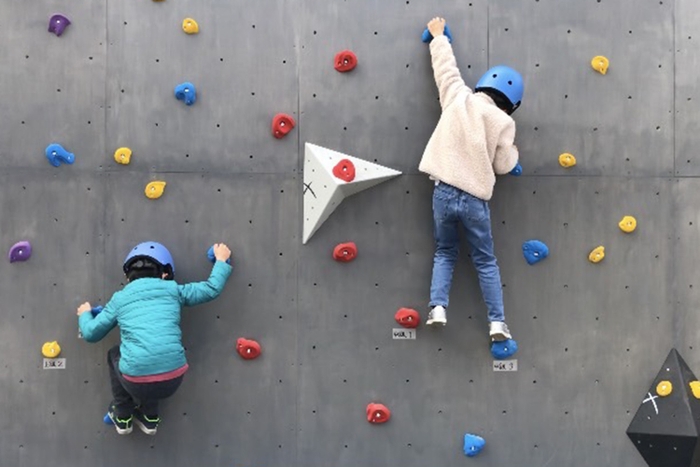 ボルダリング：様々な難易度のコースを楽しんでください