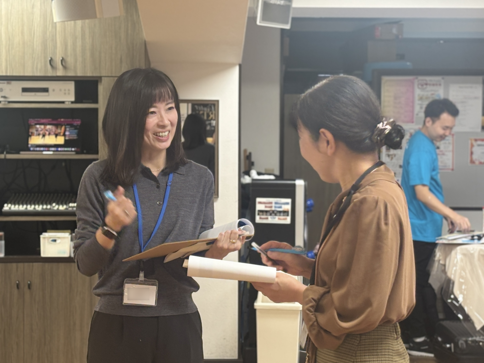 英語ゲームを通して、英語で会話をする参加者の方々