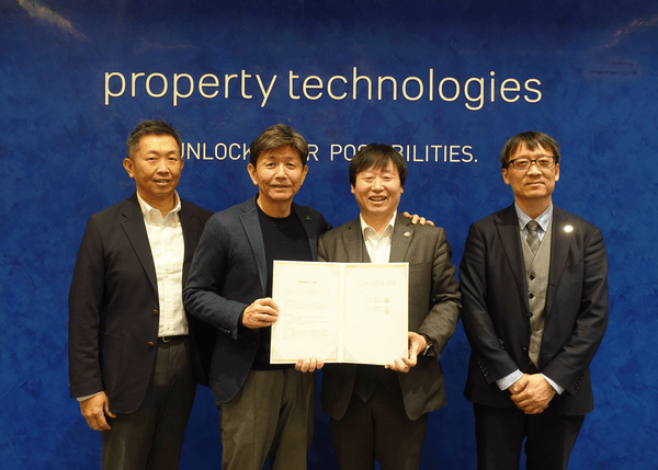 左から　株式会社ホームネット リテール事業本部長 山本 英作、株式会社property technologies　専務取締役 岩尾 英志 株式会社YAKホールディングス 代表取締役 水神 怜良 様、株式会社YAK 代表取締役社長 越水 亮 様