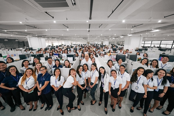 3,000人のQQEnglishの教師たちと代表藤岡との写真