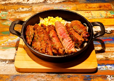ランプステーキ300g　￥3,250／リブロースステーキ300g　￥2,890
