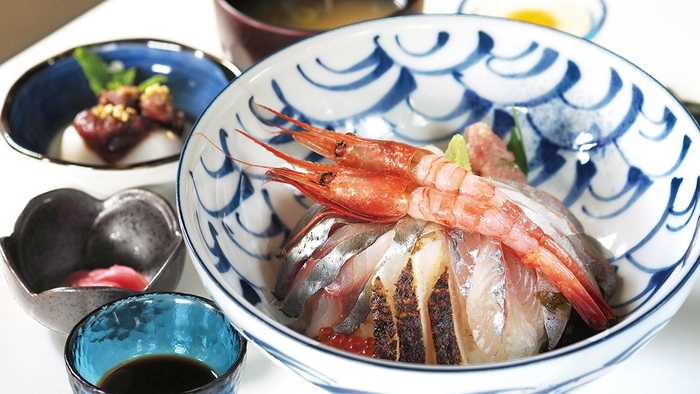 増田商店「うずら卵で食べるお月見海鮮丼(1&#44;500円)」二度うま前