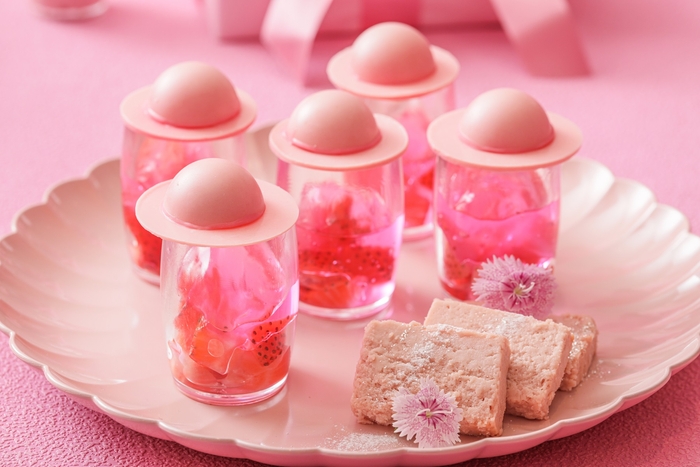 ▲ガーリーなアセロラジュレ~ハット~と、フランス産のクリームチーズを使用した濃厚な味わいのテリーヌチーズショコラ