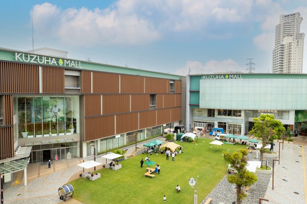 大阪ブルテオン×京阪グループ
地域・社会連携活動「BLUE ACTION」の取り組みとして、
9月27日(日)に樟葉駅前広場でバレーボール教室を初開催！