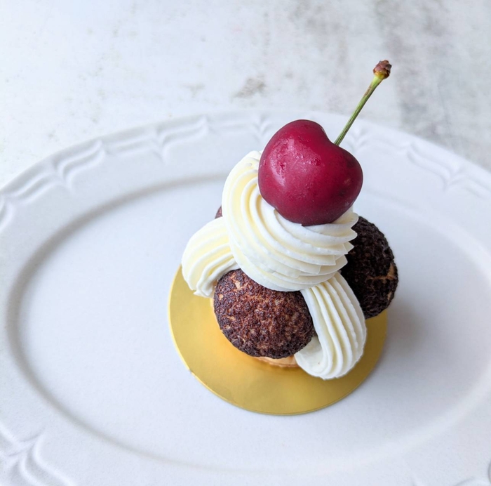 「おかしや page」「ババとグラスバニーユのセット」プティガトー　620円