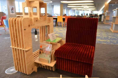 赤いソファの縦縞模様から着想されたスリット家具