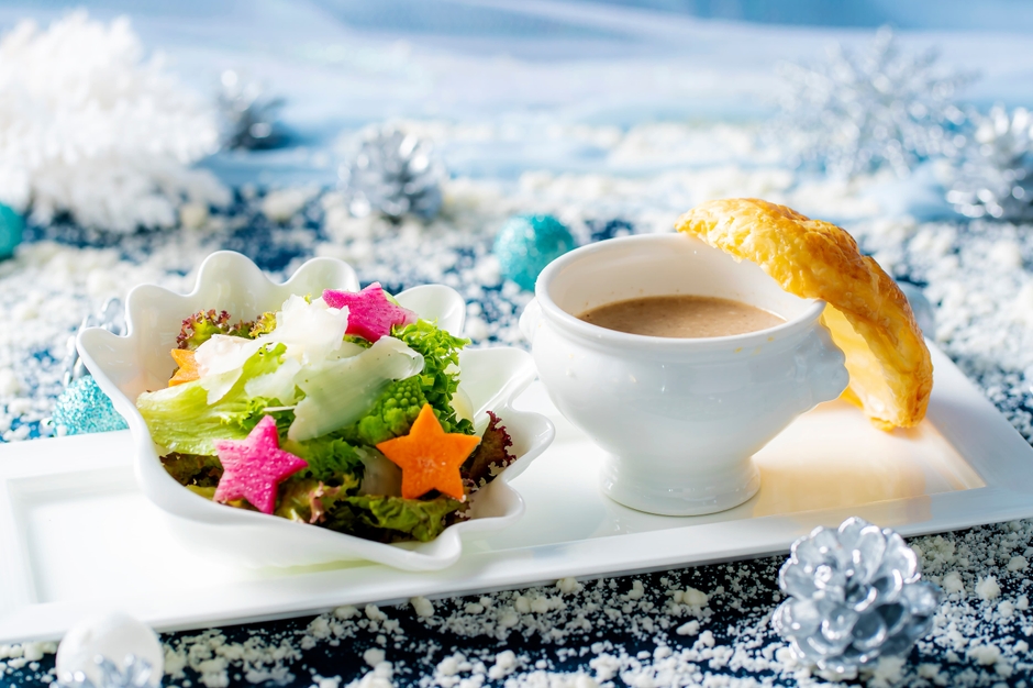 きのこのポタージュパイ包み焼き&冬野菜のサラダ(オプション)