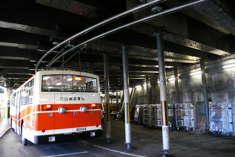 架線から電気の供給を得て走るトロリーバス