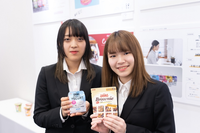 若きクリエータたちが産学連携教育で培った選りすぐりの作品を発表する(写真:昨年の様子)