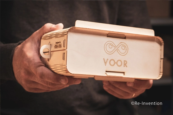 フィンランドのデザイナーとのコラボレーションで生まれた、 スマートフォンで楽しめる組立式VRビューアで、 木の香りとぬくもりを感じる上質のVR体験を提供