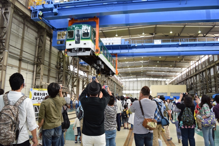 電車を持ち上げる力持ち