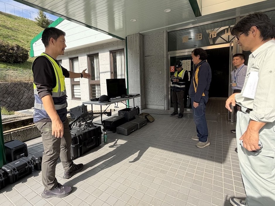 機材と飛行内容を説明する様子