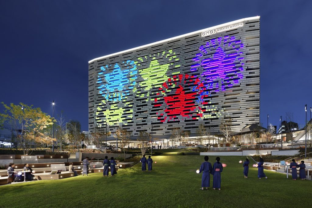 【OMO7大阪】気分も高揚!?「PIKAPIKA紅葉ナイト」開催~提灯やネオンアート、外装膜に映し出される光の演出で紅葉狩り気分を満喫~