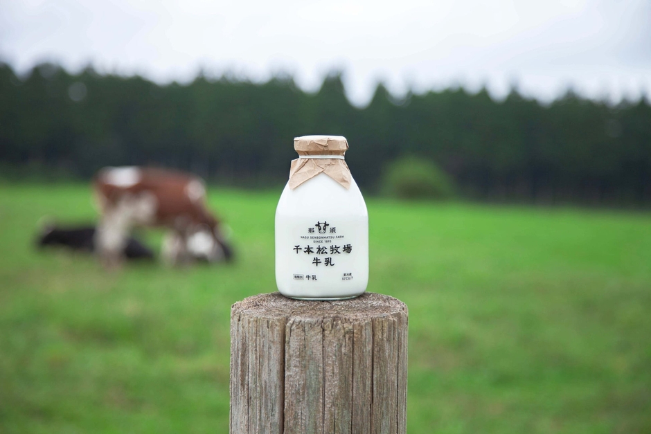 自社で大切に育てた牛から採れる生乳は、「さっぱりしているのにコクがある」唯一無二の味わいが特徴です。