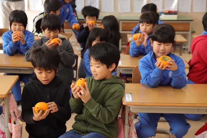 東北の子供たちにプレゼントする様子4