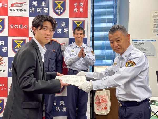 城東消防署長から感謝状を受け取る原田剣心さん