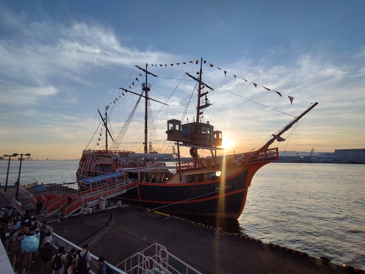 大阪港帆船型観光船「サンタマリア」から万博会場の大屋根リングを一望！大阪港帆船型観光船「サンタマリア」のトワイライトクルーズにて、 大阪の新たなランドマーク「大屋根リング」を船上から眺められる新航路を設定しました。