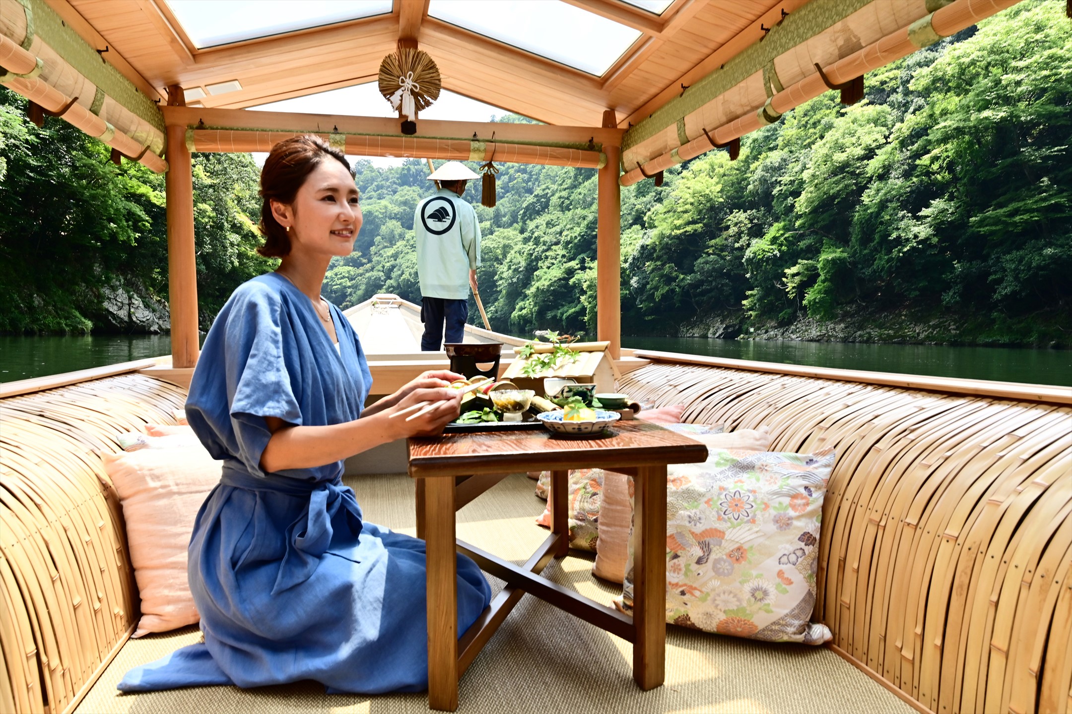 星のや京都】大堰川 × 青もみじを眺めながら屋形舟で朝食を味わう「青嵐(せいらん)の朝ごはん舟」開催｜期間：2022年5月1日～6月30日 |  NEWSCAST