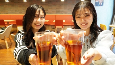 学内のカフェで中窪製茶園の和紅茶を試飲(ふわりと甘く優しい香り漂う、すっきりとしたお味)