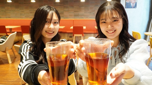 学内のカフェで中窪製茶園の和紅茶を試飲(ふわりと甘く優しい香り漂う、すっきりとしたお味)