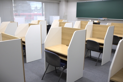 校舎2(仕切りのある学習机の教室)