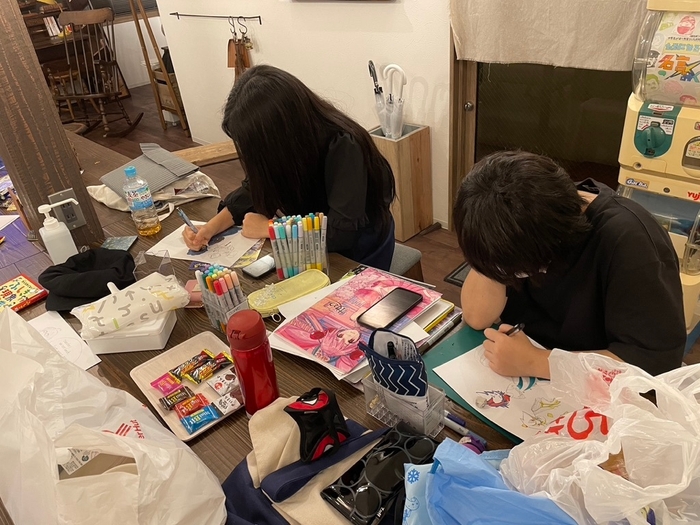夢中でイラストを描く生徒