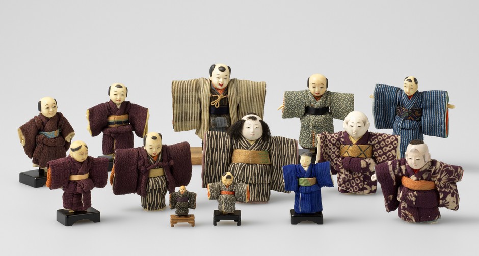 (Photo_09) 人形 後列右端の人形:5.7×5.74cm 藤之助のコレクションは三折れ人形などの骨董の人形も多い。