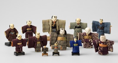 (Photo_09) 人形 後列右端の人形:5.7×5.74cm 藤之助のコレクションは三折れ人形などの骨董の人形も多い。