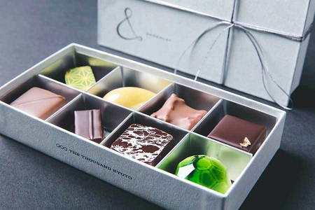 【 THE THOUSAND KYOTO 】(ザ・サウザンド キョウト) “THE THOUSAND Chocolate Box”登場！ 初のテイクアウトスイーツ　 8種類の味わいが楽しめる、ホテルメイドの ボンボンショコラ・アソート　 「TEA＆BAR」で販売スタート