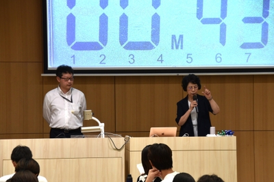 グループワークの説明をする森准教授と二神名誉教授