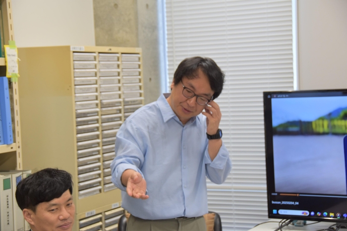 来日したメンバーを紹介するハン助教