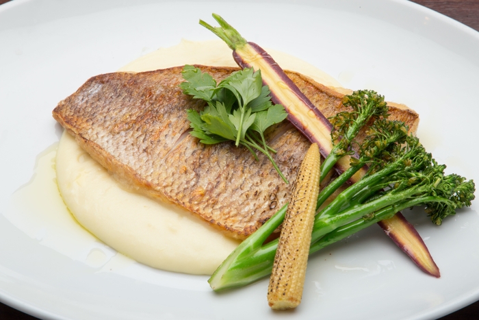 スモークチェダーとマッシュポテトのソース 鮮魚のグリル