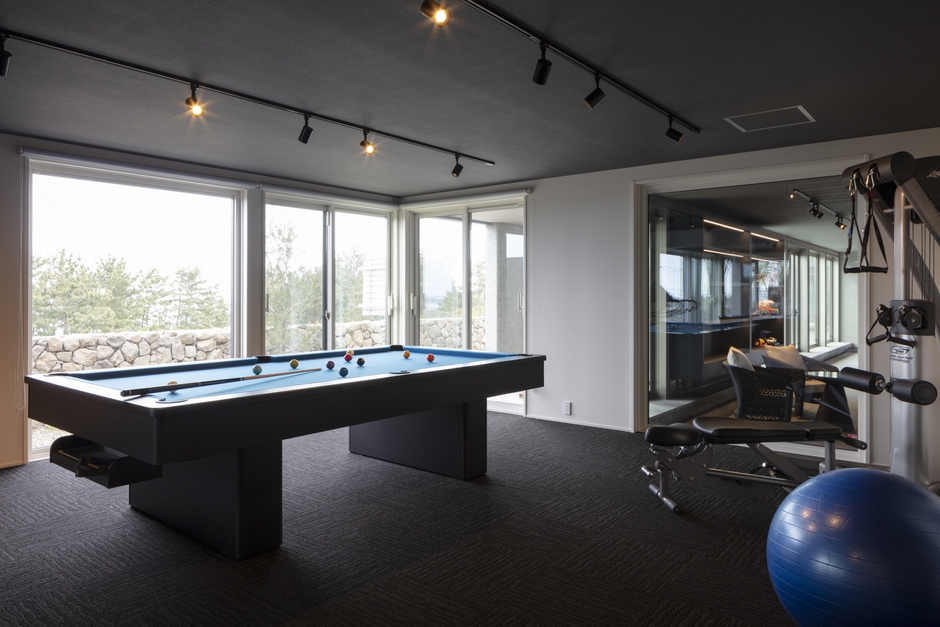 緩やかに分けられたトレーニングルームとプレイルーム