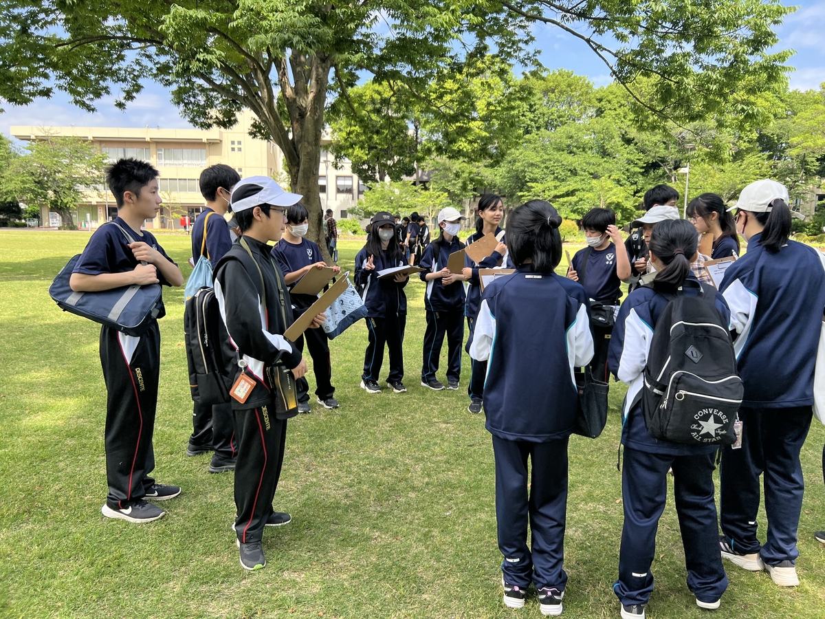 自然とのふれあいを通じて「自分探し」の第一歩を 麗澤中学１年生がキャンパス内で「樹木観察」フィールドワークを実施 2025 年 5 月 24 日（土）廣池学園キャンパス
